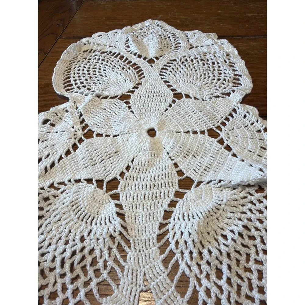 Vtg Hand Crocheted Table Runner Doily Pineapple Design 25.5